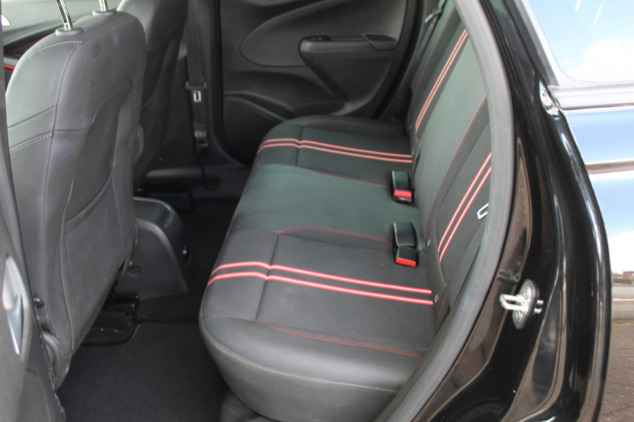 Opel Crossland 1.2-130pk Turbo GS Line. Sportieve en unieke auto ! Slechts 25.000km ! AGR stoelen, navigatie, telefoon voorbereiding., cruise cntrl, volautm. airco, metallic lak, 'Black-Red Line', LM wielen, Isofix etc.