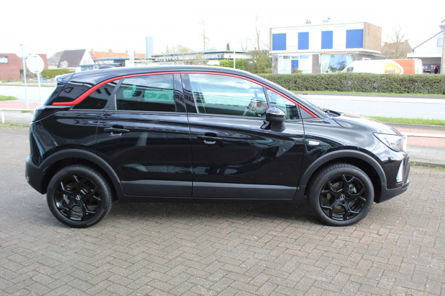 Opel Crossland 1.2-130pk Turbo GS Line. Sportieve en unieke auto ! Slechts 25.000km ! AGR stoelen, navigatie, telefoon voorbereiding., cruise cntrl, volautm. airco, metallic lak, 'Black-Red Line', LM wielen, Isofix etc.
