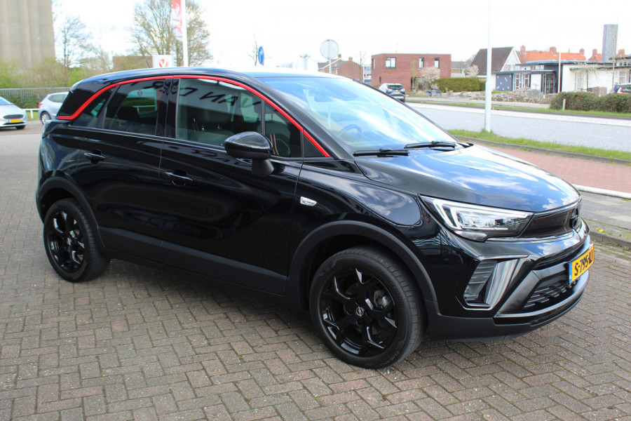 Opel Crossland 1.2-130pk Turbo GS Line. Sportieve en unieke auto ! Slechts 25.000km ! AGR stoelen, navigatie, telefoon voorbereiding., cruise cntrl, volautm. airco, metallic lak, 'Black-Red Line', LM wielen, Isofix etc.