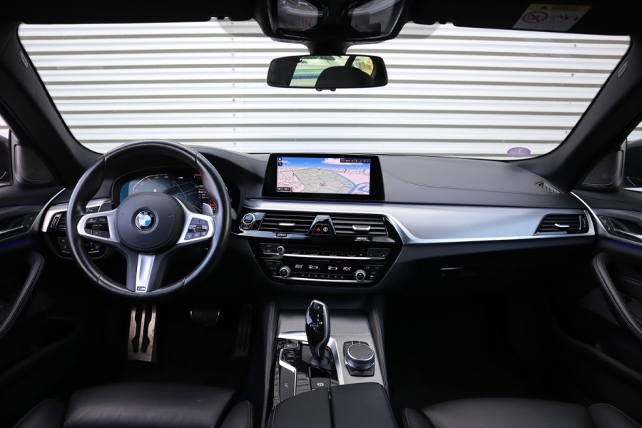 BMW 5 Serie 520i M-Sport High Executive Harman Kardon / Leder Dashboard / Camera / 19inch