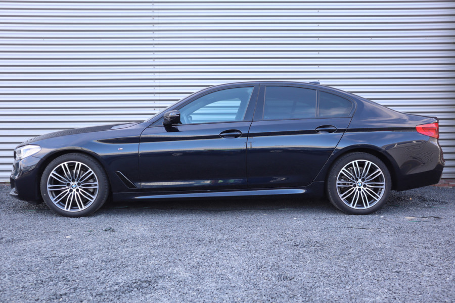 BMW 5 Serie 520i M-Sport High Executive Harman Kardon / Leder Dashboard / Camera / 19inch