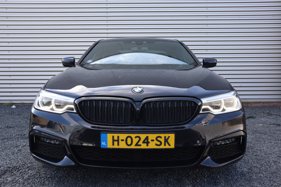 BMW 5 Serie 520i M-Sport High Executive Harman Kardon / Leder Dashboard / Camera / 19inch