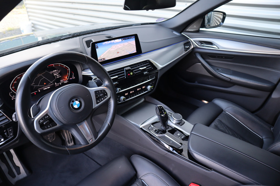 BMW 5 Serie 520i M-Sport High Executive Harman Kardon / Leder Dashboard / Camera / 19inch