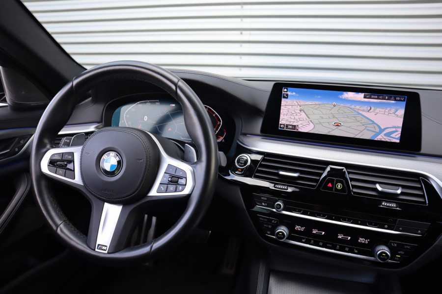 BMW 5 Serie 520i M-Sport High Executive Harman Kardon / Leder Dashboard / Camera / 19inch