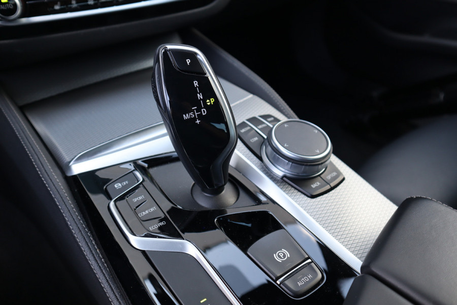 BMW 5 Serie 520i M-Sport High Executive Harman Kardon / Leder Dashboard / Camera / 19inch