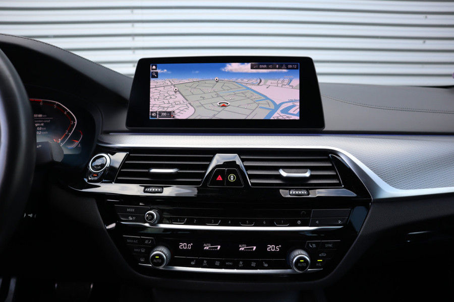 BMW 5 Serie 520i M-Sport High Executive Harman Kardon / Leder Dashboard / Camera / 19inch