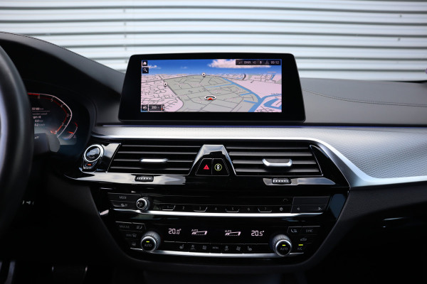 BMW 5 Serie 520i M-Sport High Executive Harman Kardon / Leder Dashboard / Camera / 19inch