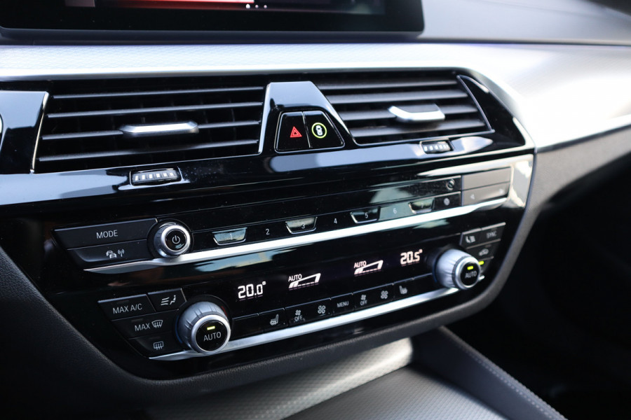 BMW 5 Serie 520i M-Sport High Executive Harman Kardon / Leder Dashboard / Camera / 19inch