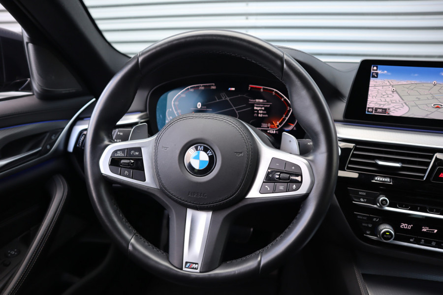 BMW 5 Serie 520i M-Sport High Executive Harman Kardon / Leder Dashboard / Camera / 19inch