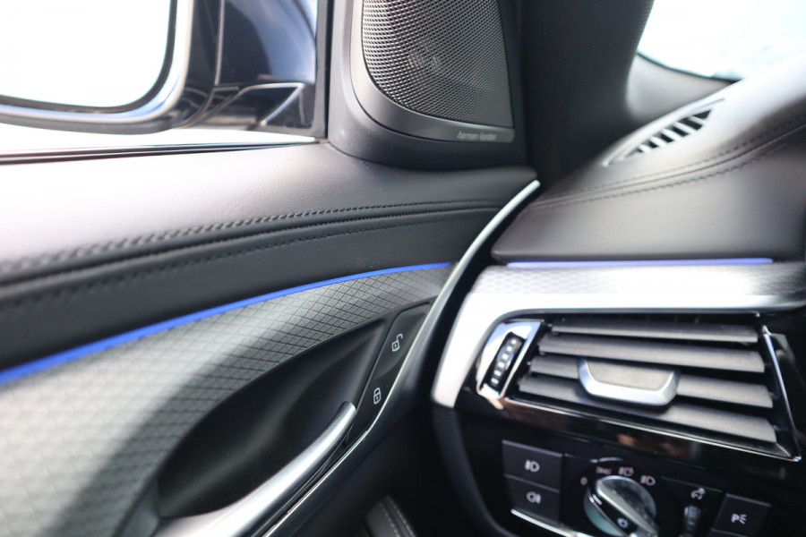 BMW 5 Serie 520i M-Sport High Executive Harman Kardon / Leder Dashboard / Camera / 19inch