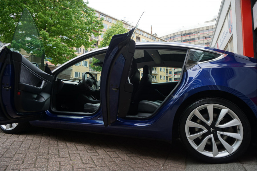 Tesla Model 3 Long Range AWD 75 kWh Dual Motor | Nederlandse BTW auto | 351 pk | Panorama | Auto Pilot | Leer | Electrische stoelen met memory en verwarming | 19inch sportvelgen