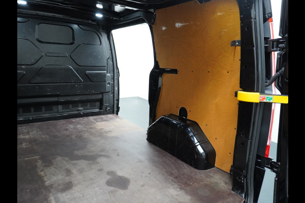 Ford Transit Custom 2.0TDCI 130PK 3-persoons Airco PDC Trekhaak Cruise-Controle Adaptieve bochtverlichting Voorruit Verwarmbaar Betonplex Schuifdeur Projector-koplamp mistlampen regen-/lichtsensor Zeer Compleet! EURO 6 385Nm 2.500kg Trekvermogen!