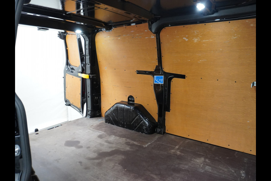 Ford Transit Custom 2.0TDCI 130PK 3-persoons Airco PDC Trekhaak Cruise-Controle Adaptieve bochtverlichting Voorruit Verwarmbaar Betonplex Schuifdeur Projector-koplamp mistlampen regen-/lichtsensor Zeer Compleet! EURO 6 385Nm 2.500kg Trekvermogen!