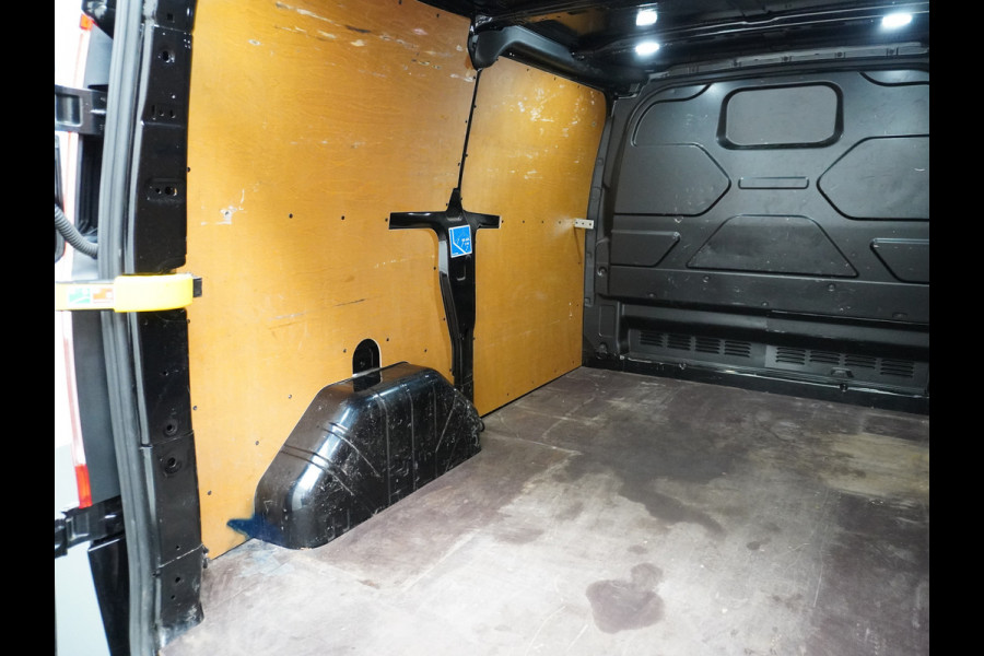 Ford Transit Custom 2.0TDCI 130PK 3-persoons Airco PDC Trekhaak Cruise-Controle Adaptieve bochtverlichting Voorruit Verwarmbaar Betonplex Schuifdeur Projector-koplamp mistlampen regen-/lichtsensor Zeer Compleet! EURO 6 385Nm 2.500kg Trekvermogen!
