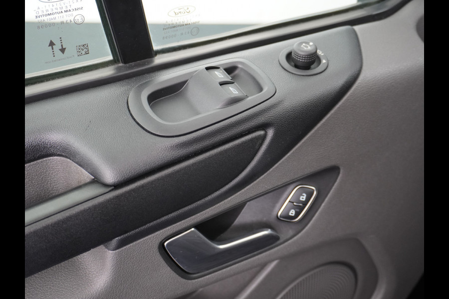 Ford Transit Custom 2.0TDCI 130PK 3-persoons Airco PDC Trekhaak Cruise-Controle Adaptieve bochtverlichting Voorruit Verwarmbaar Betonplex Schuifdeur Projector-koplamp mistlampen regen-/lichtsensor Zeer Compleet! EURO 6 385Nm 2.500kg Trekvermogen!
