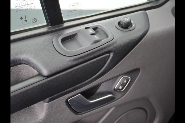 Ford Transit Custom 2.0TDCI 130PK 3-persoons Airco PDC Trekhaak Cruise-Controle Adaptieve bochtverlichting Voorruit Verwarmbaar Betonplex Schuifdeur Projector-koplamp mistlampen regen-/lichtsensor Zeer Compleet! EURO 6 385Nm 2.500kg Trekvermogen!