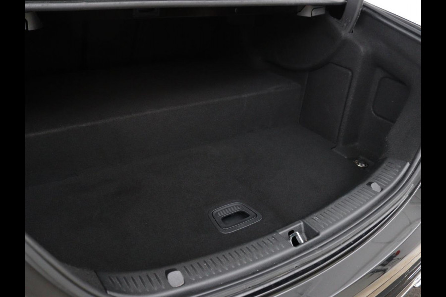 Mercedes-Benz E-Klasse 300de Luxury | Nappaleder | Luchtvering | Adaptive cruise | Carplay | 360 camera | Stoel & achterbankverwarming | Sfeerverlichting | DAB | Navigatie | Widescreen