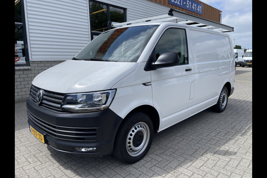 Volkswagen Transporter 2.0 TDI 102pk L1H1 Comfortline / vaste prijs rijklaar € 15.950 ex btw / lease vanaf € 269 / airco / cruise / bijrijdersbank / Bott ingerichte laadruimte / imperial / trekhaak !