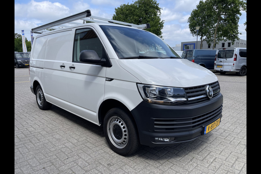 Volkswagen Transporter 2.0 TDI 102pk L1H1 Comfortline / vaste prijs rijklaar € 15.950 ex btw / lease vanaf € 269 / airco / cruise / bijrijdersbank / Bott ingerichte laadruimte / imperial / trekhaak !