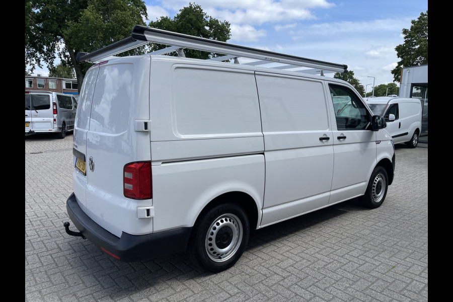 Volkswagen Transporter 2.0 TDI 102pk L1H1 Comfortline / vaste prijs rijklaar € 15.950 ex btw / lease vanaf € 269 / airco / cruise / bijrijdersbank / Bott ingerichte laadruimte / imperial / trekhaak !