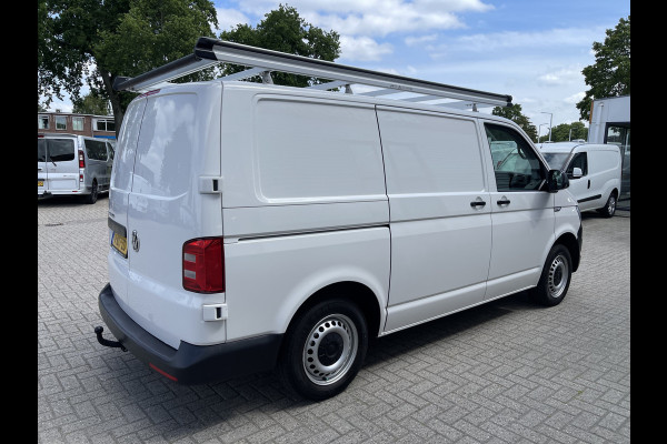 Volkswagen Transporter 2.0 TDI 102pk L1H1 Comfortline / vaste prijs rijklaar € 15.950 ex btw / lease vanaf € 269 / airco / cruise / bijrijdersbank / Bott ingerichte laadruimte / imperial / trekhaak !