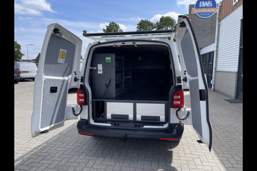 Volkswagen Transporter 2.0 TDI 102pk L1H1 Comfortline / vaste prijs rijklaar € 15.950 ex btw / lease vanaf € 269 / airco / cruise / bijrijdersbank / Bott ingerichte laadruimte / imperial / trekhaak !