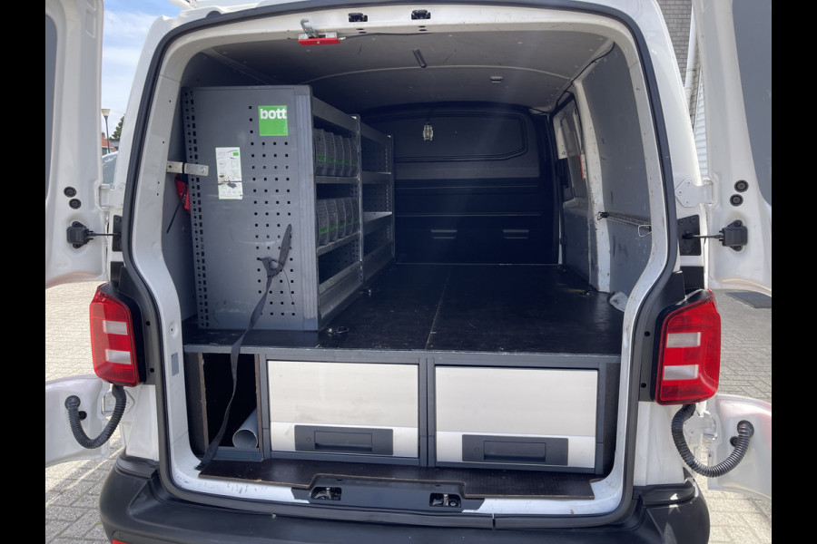 Volkswagen Transporter 2.0 TDI 102pk L1H1 Comfortline / vaste prijs rijklaar € 15.950 ex btw / lease vanaf € 269 / airco / cruise / bijrijdersbank / Bott ingerichte laadruimte / imperial / trekhaak !
