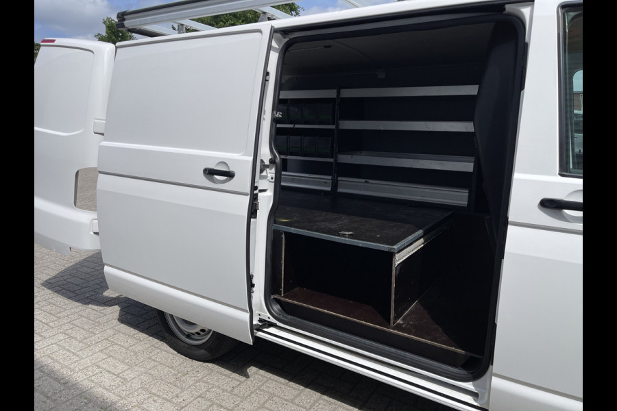 Volkswagen Transporter 2.0 TDI 102pk L1H1 Comfortline / vaste prijs rijklaar € 15.950 ex btw / lease vanaf € 269 / airco / cruise / bijrijdersbank / Bott ingerichte laadruimte / imperial / trekhaak !