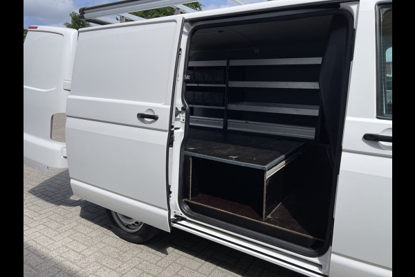 Volkswagen Transporter 2.0 TDI 102pk L1H1 Comfortline / vaste prijs rijklaar € 15.950 ex btw / lease vanaf € 269 / airco / cruise / bijrijdersbank / Bott ingerichte laadruimte / imperial / trekhaak !