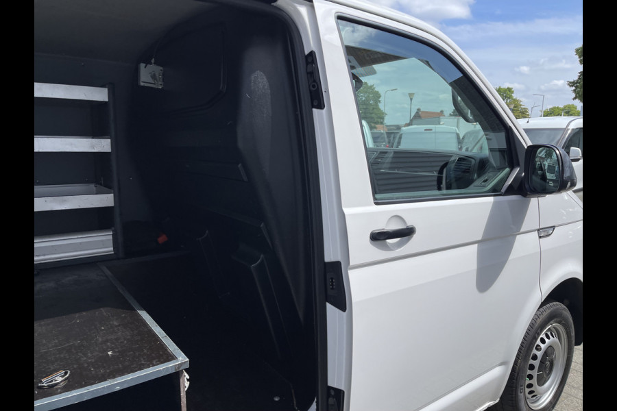 Volkswagen Transporter 2.0 TDI 102pk L1H1 Comfortline / vaste prijs rijklaar € 15.950 ex btw / lease vanaf € 269 / airco / cruise / bijrijdersbank / Bott ingerichte laadruimte / imperial / trekhaak !