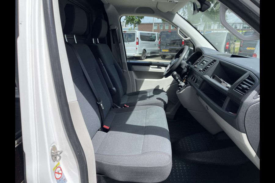 Volkswagen Transporter 2.0 TDI 102pk L1H1 Comfortline / vaste prijs rijklaar € 15.950 ex btw / lease vanaf € 269 / airco / cruise / bijrijdersbank / Bott ingerichte laadruimte / imperial / trekhaak !