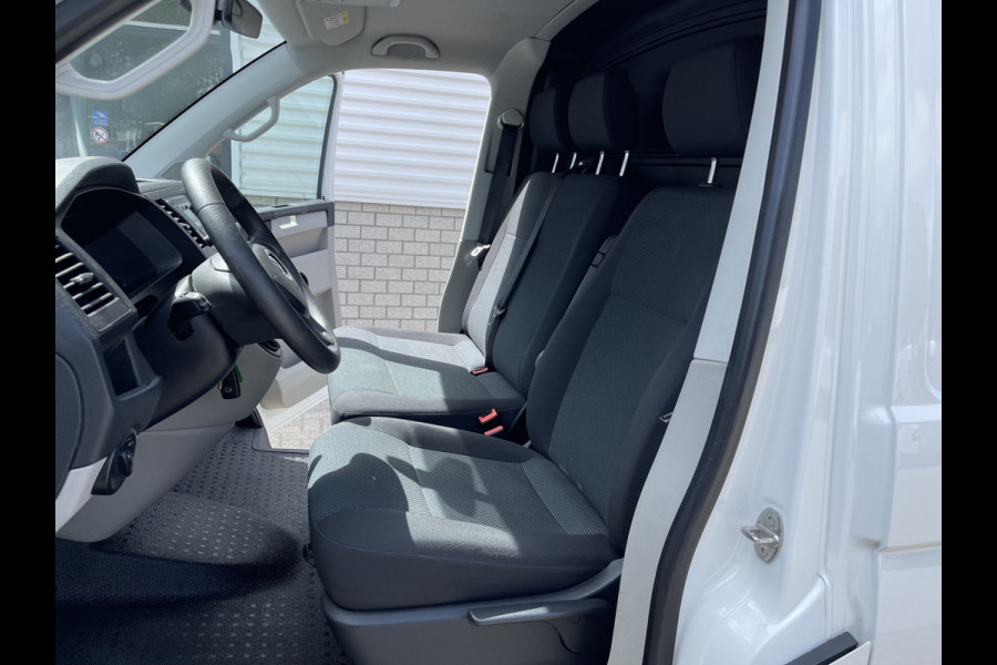 Volkswagen Transporter 2.0 TDI 102pk L1H1 Comfortline / vaste prijs rijklaar € 15.950 ex btw / lease vanaf € 269 / airco / cruise / bijrijdersbank / Bott ingerichte laadruimte / imperial / trekhaak !