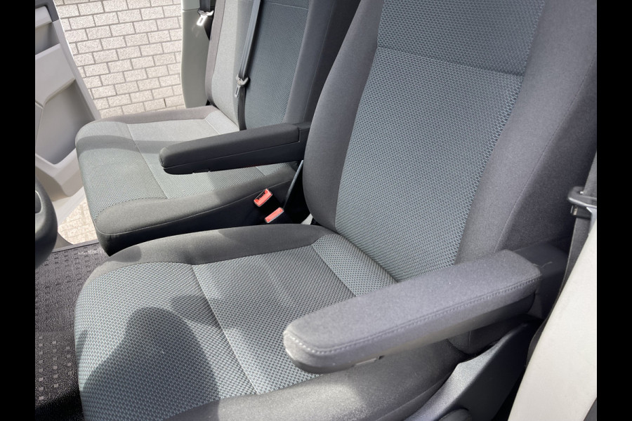 Volkswagen Transporter 2.0 TDI 102pk L1H1 Comfortline / vaste prijs rijklaar € 15.950 ex btw / lease vanaf € 269 / airco / cruise / bijrijdersbank / Bott ingerichte laadruimte / imperial / trekhaak !