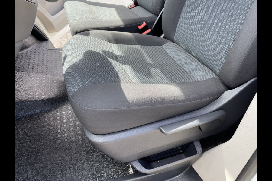 Volkswagen Transporter 2.0 TDI 102pk L1H1 Comfortline / vaste prijs rijklaar € 15.950 ex btw / lease vanaf € 269 / airco / cruise / bijrijdersbank / Bott ingerichte laadruimte / imperial / trekhaak !
