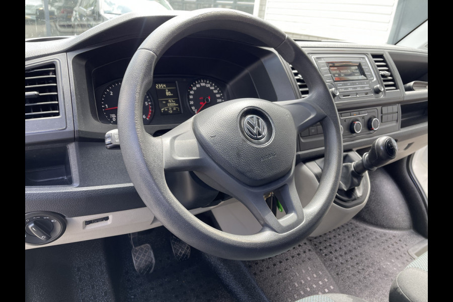 Volkswagen Transporter 2.0 TDI 102pk L1H1 Comfortline / vaste prijs rijklaar € 15.950 ex btw / lease vanaf € 269 / airco / cruise / bijrijdersbank / Bott ingerichte laadruimte / imperial / trekhaak !