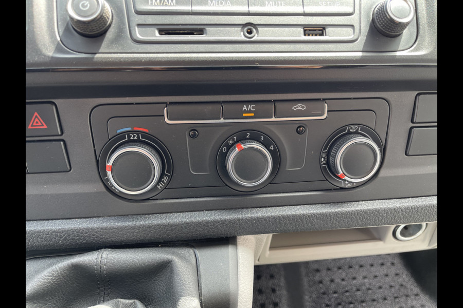 Volkswagen Transporter 2.0 TDI 102pk L1H1 Comfortline / vaste prijs rijklaar € 15.950 ex btw / lease vanaf € 269 / airco / cruise / bijrijdersbank / Bott ingerichte laadruimte / imperial / trekhaak !