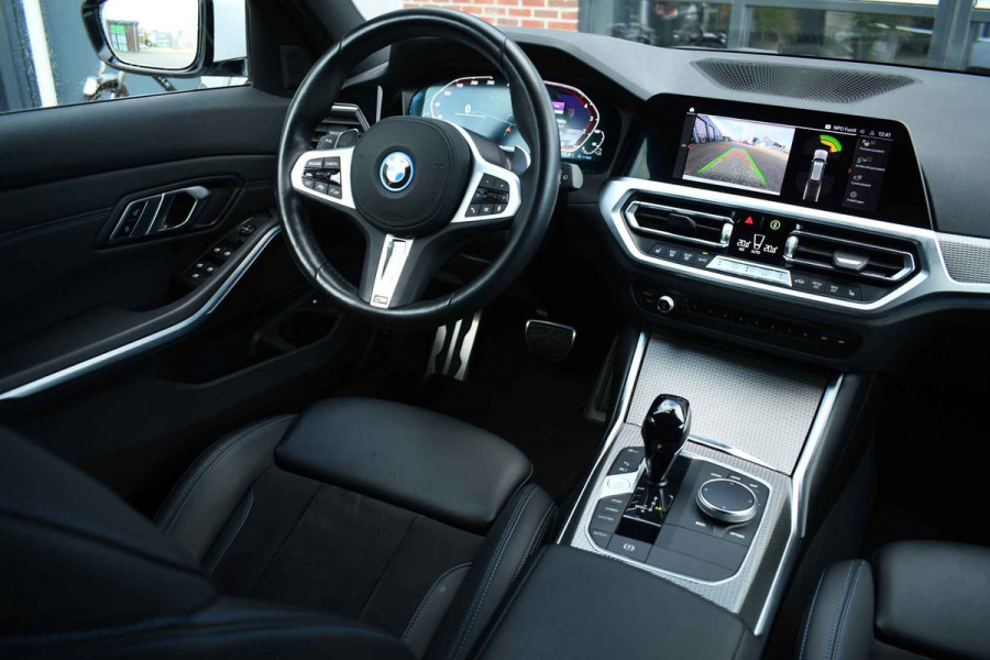 BMW 3 Serie Touring 330e M-Sport Pano Trekhaak H/K 19inch