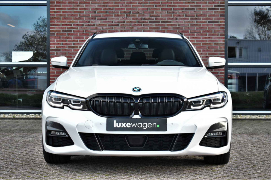 BMW 3 Serie Touring 330e M-Sport Pano Trekhaak H/K 19inch