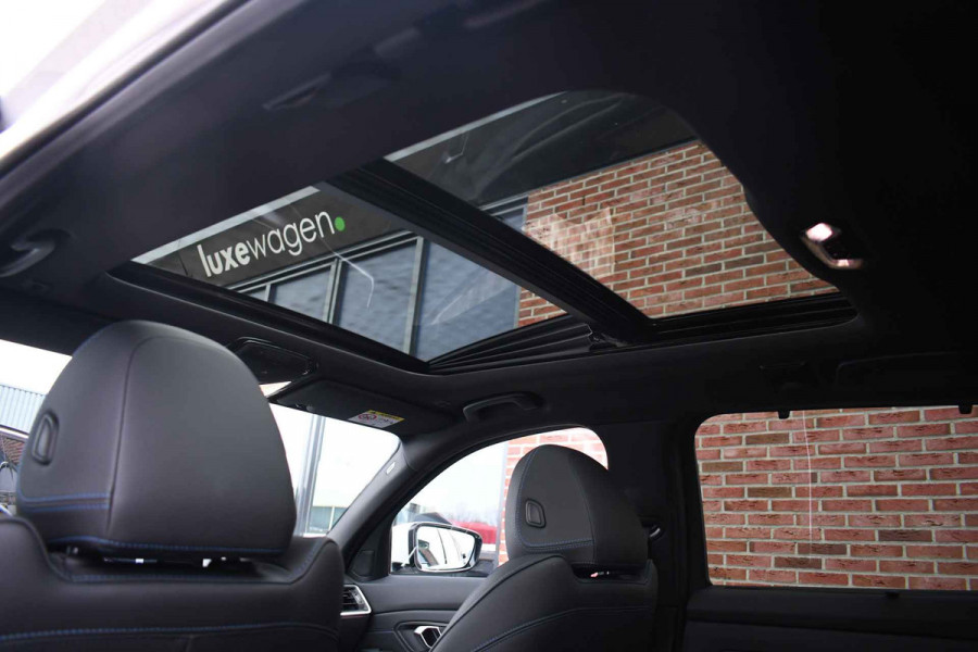 BMW 3 Serie Touring 330e M-Sport Pano Trekhaak H/K 19inch