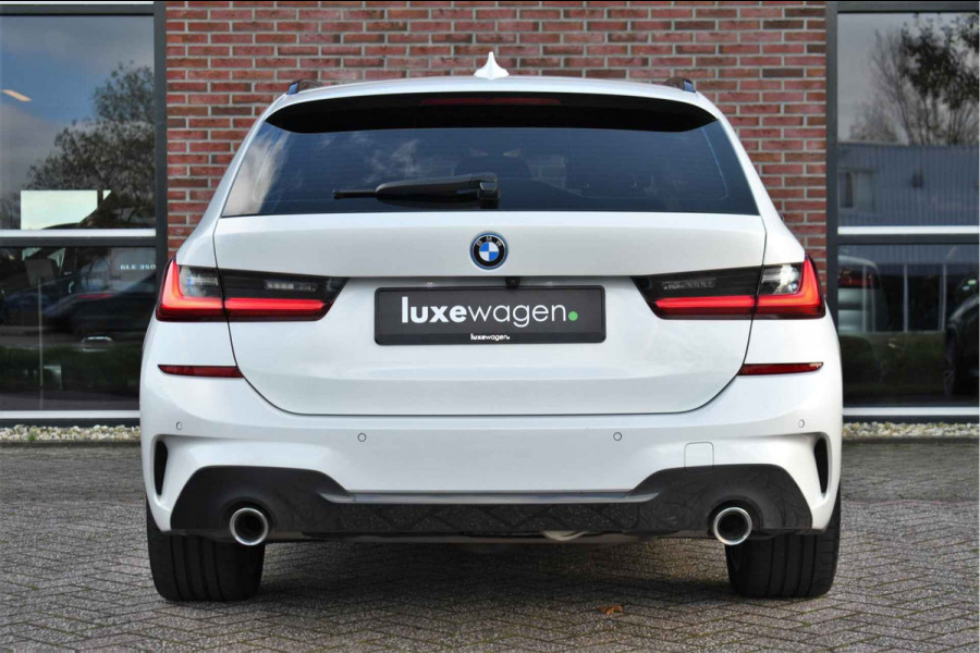 BMW 3 Serie Touring 330e M-Sport Pano Trekhaak H/K 19inch
