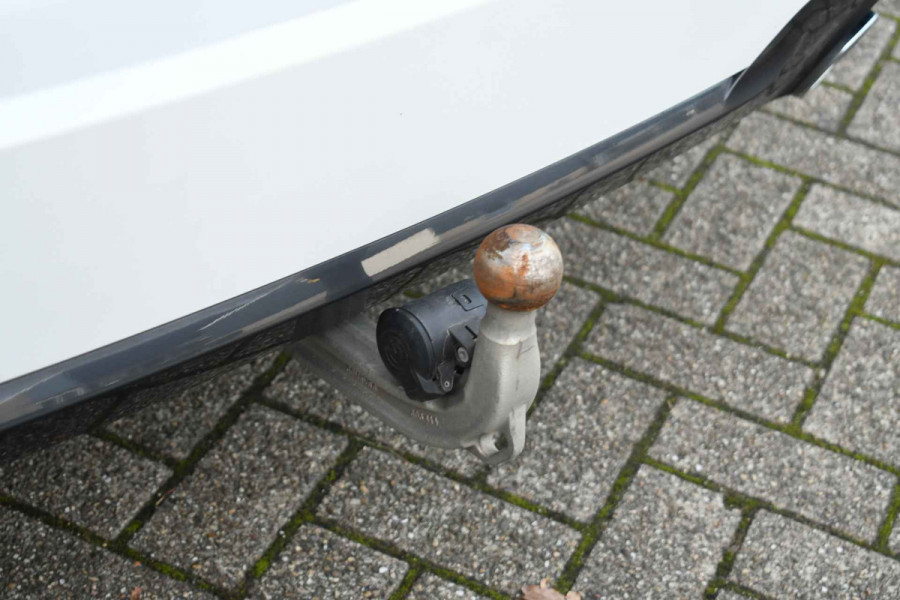 BMW 3 Serie Touring 330e M-Sport Pano Trekhaak H/K 19inch