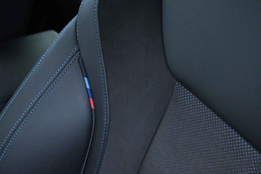 BMW 3 Serie Touring 330e M-Sport Pano Trekhaak H/K 19inch