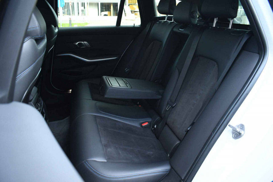 BMW 3 Serie Touring 330e M-Sport Pano Trekhaak H/K 19inch