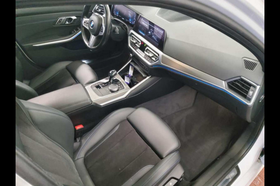 BMW 3 Serie Touring 330e M-Sport Pano Trekhaak H/K 19inch