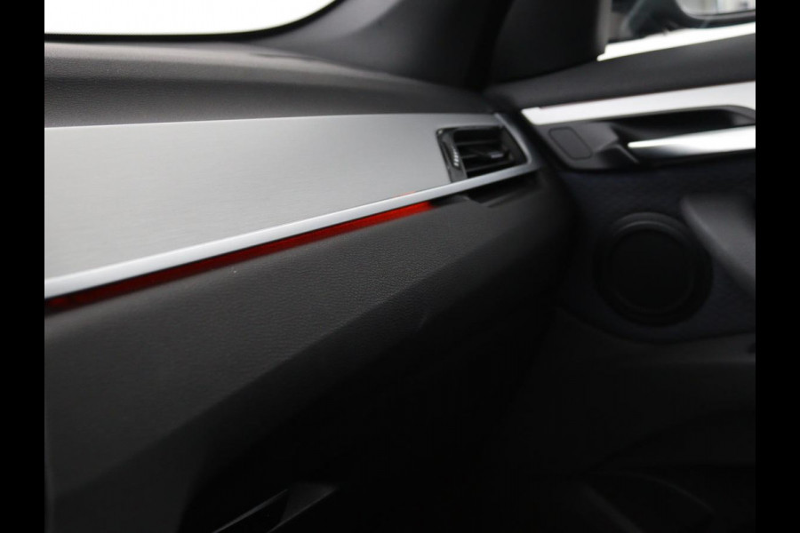 BMW X1 sDrive18i M Sport | Stoelverwarming | Head-Up | Sportstoelen | Full LED | Alcantara | Navigatie | Park Assist | Climate control