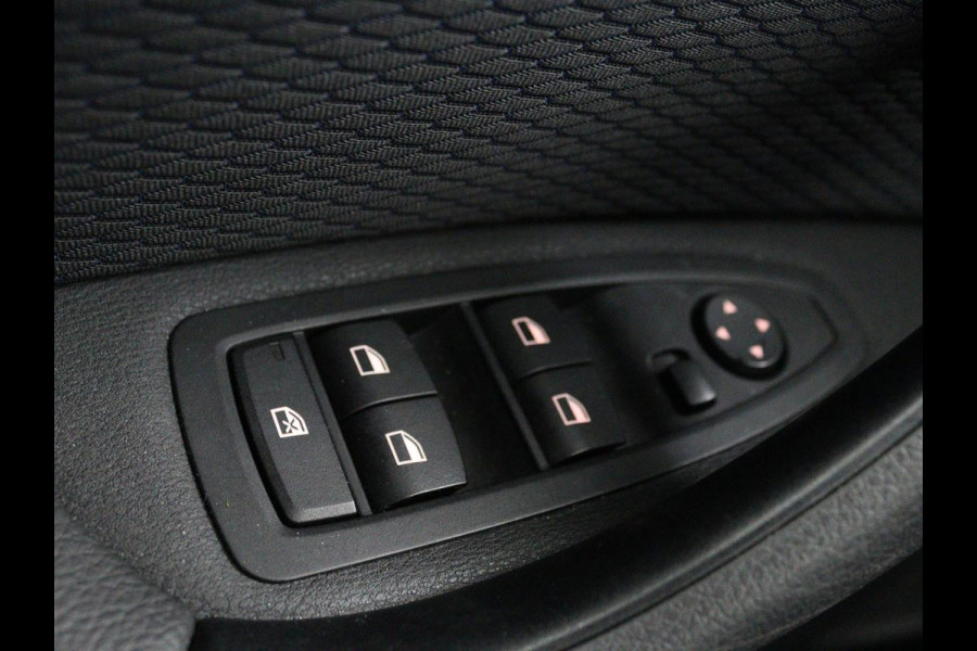 BMW X1 sDrive18i M Sport | Stoelverwarming | Head-Up | Sportstoelen | Full LED | Alcantara | Navigatie | Park Assist | Climate control
