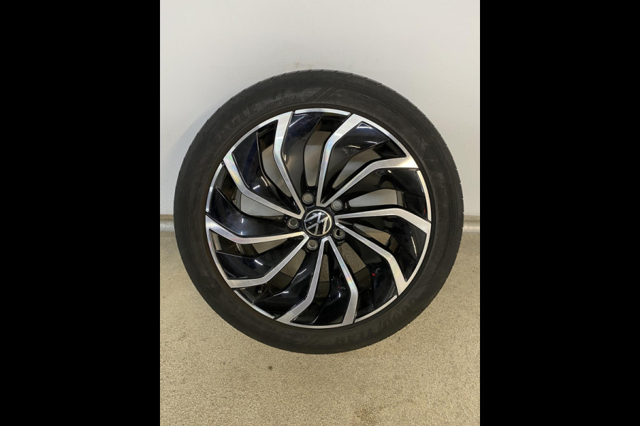 Volkswagen Golf 1.4 eHybrid Style 204 pk Automaat (DSG) | Navigatie | Parkeersensoren | Adaptieve cruise control | Stoelverwarming | LED koplampen |