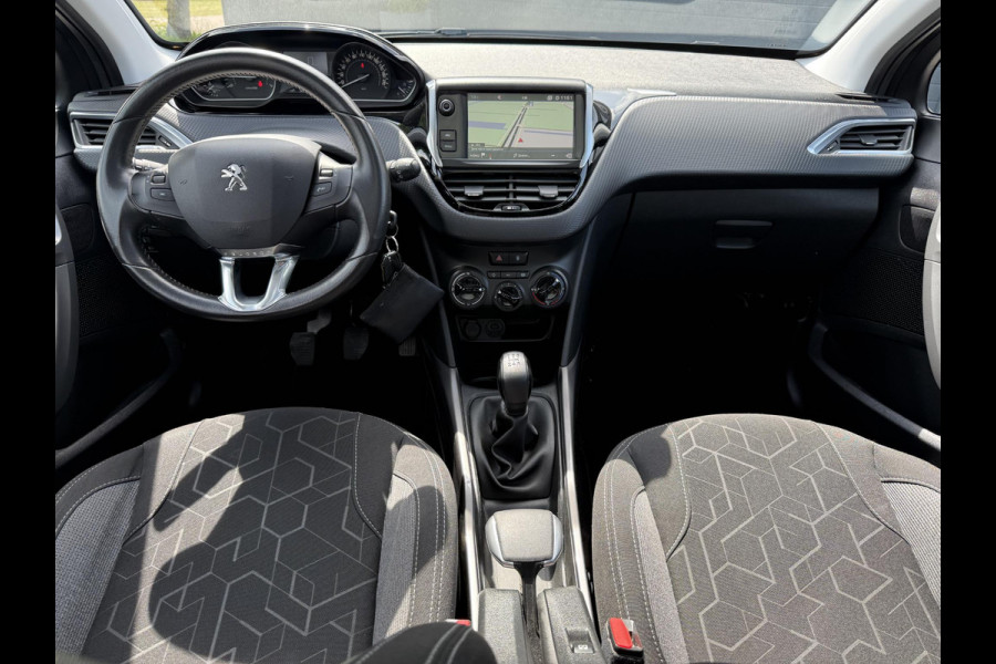 Peugeot 2008 1.2 PureTech Blue Lion Navi,Pano,Trekhaak,110pk,Airco,Cruise,Pdc,Dealer Onderhouden,Lmv,Nieuwe Apk bij Aflevering