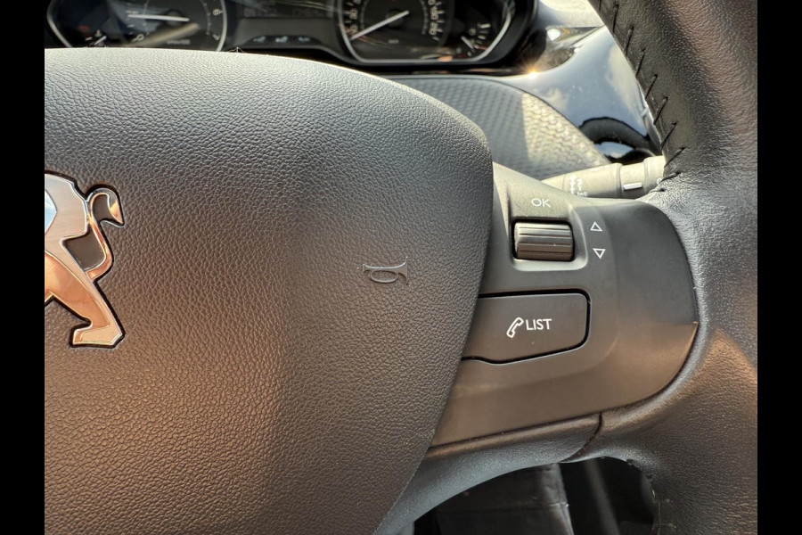 Peugeot 2008 1.2 PureTech Blue Lion Navi,Pano,Trekhaak,110pk,Airco,Cruise,Pdc,Dealer Onderhouden,Lmv,Nieuwe Apk bij Aflevering