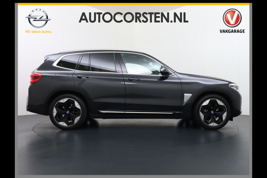 BMW iX3 AUT. 286pk 80kWh Pano/Schuif-Kant-Dak Leder+elektr.SportStoel+Verwarmd M-Sport-St+ M-Aeropack 20"Lmv Apple Android Carplay WiFi  Driving-Assist-Pro Connected-Pack-Pro Digital-Key Elektr.-A-Klep Cockpit-Live-Pro 3-zone Ecc Hemel-Zwart Head-up display Live-Cockpit-Pro Akoustiekglas DAB Driving assistant Uitwijk-Aassistent Verkeersbord detectie Exterior-Line Snelladen tot 150kWh/11kwh 3-fase (thuis)  €72500 nieuwprijs Orig.NLse auto